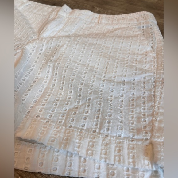 Merona Women's White Eyelet Lace Flat Front Chino Shorts Size 4 - Picture 2 of 7